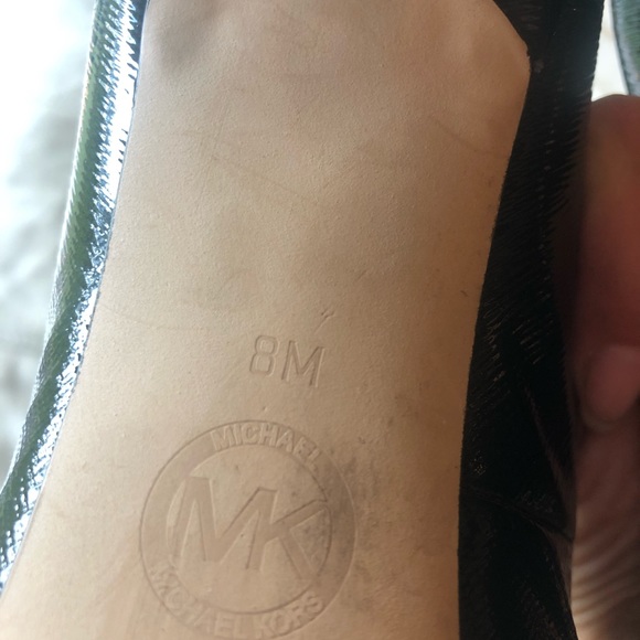 Like new condition. Classic black textured patent leather finish. - Picture 5 of 6